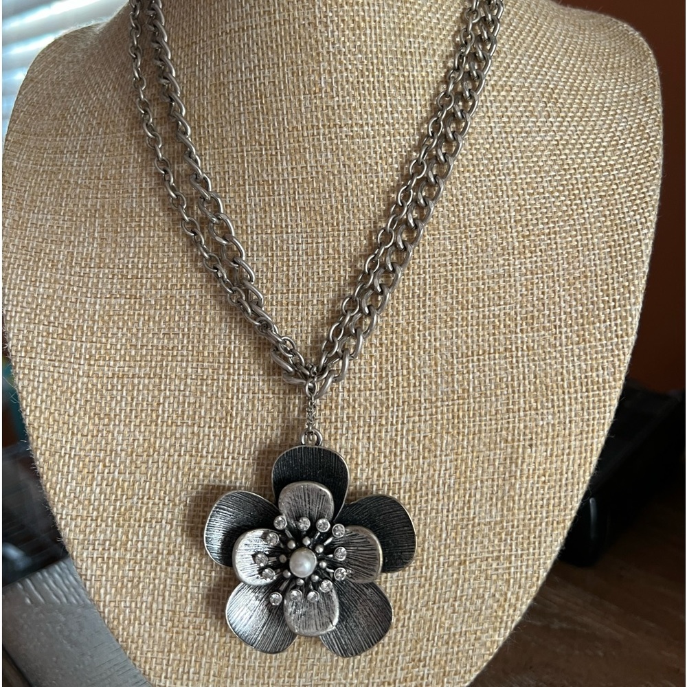 Silver necklace with Flower pendant